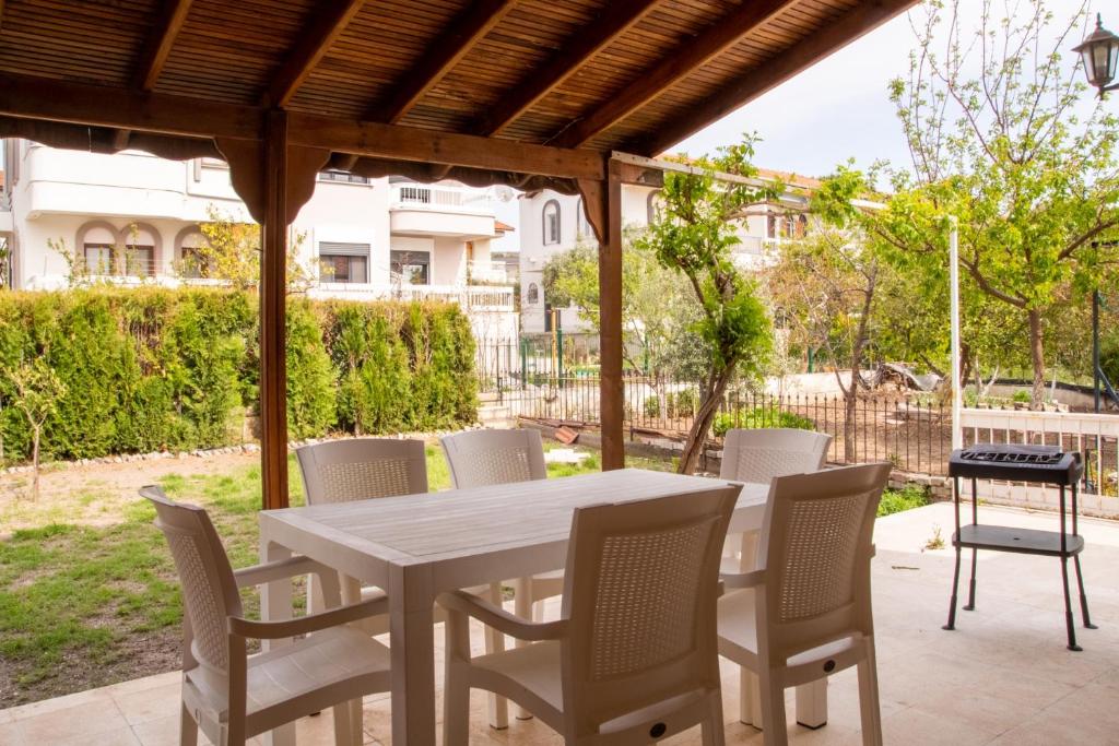 Detached House with Garden in Cesme photo 4