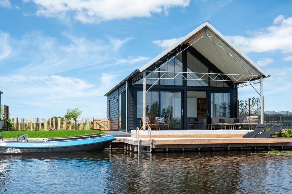 4 to 6 persons waterfront villa