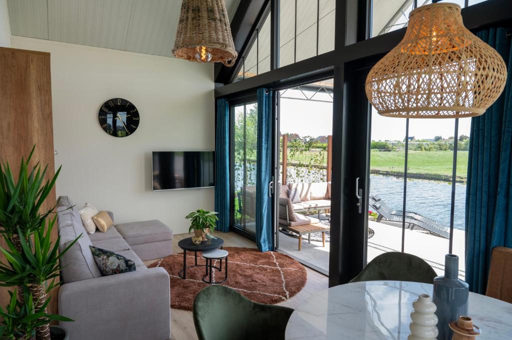 4 to 6 persons waterfront villa photo 4
