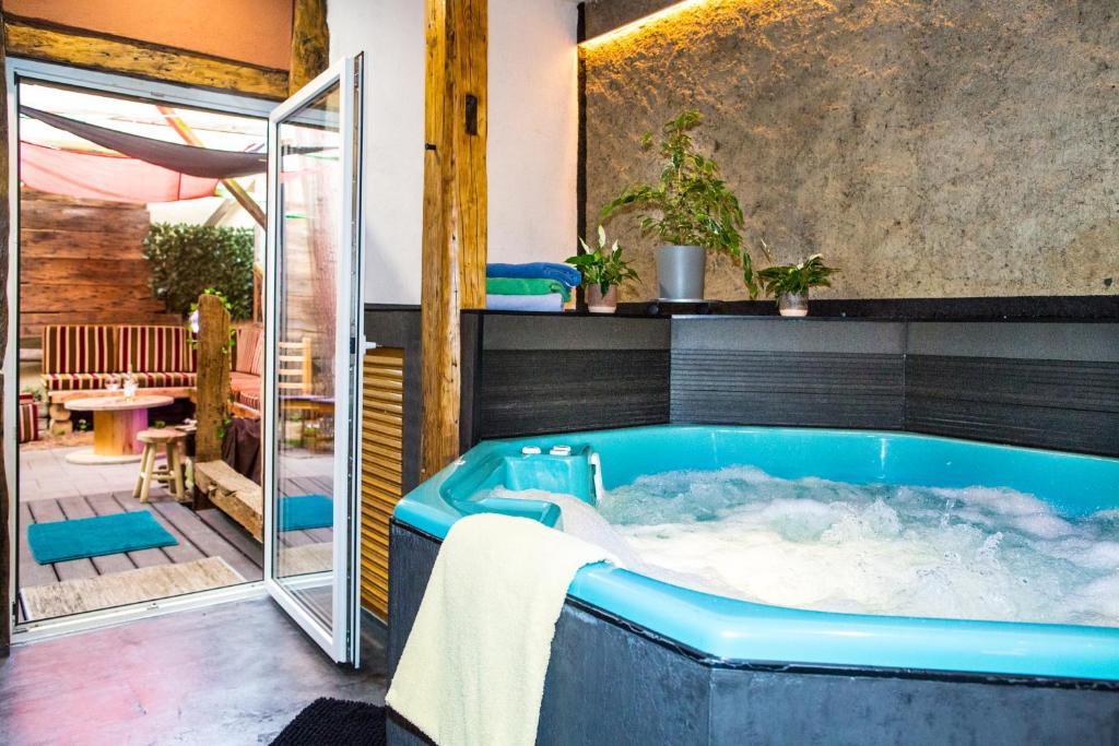 unique wellness home Whirlpool, Sauna, WeberGas Grill photo 2