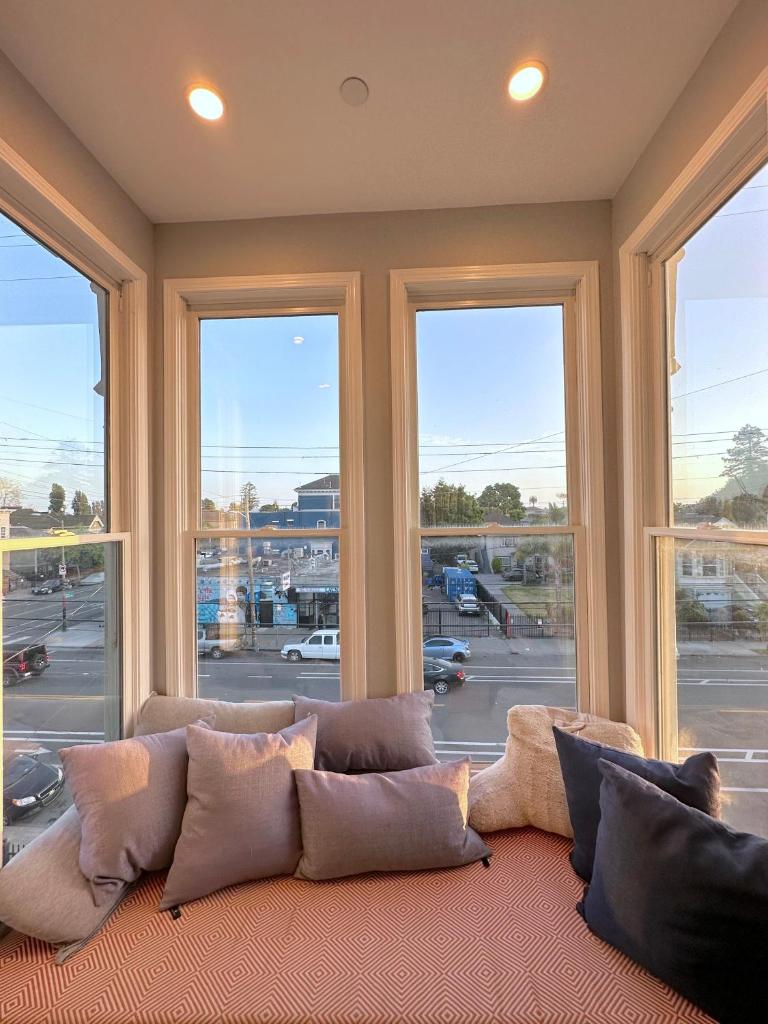 West Oakland 3br2ba Top Floor Flat Ideal For Bus photo 1