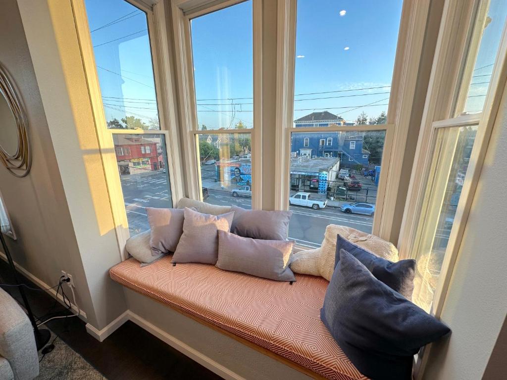 West Oakland 3br2ba Top Floor Flat Ideal For Bus photo 4