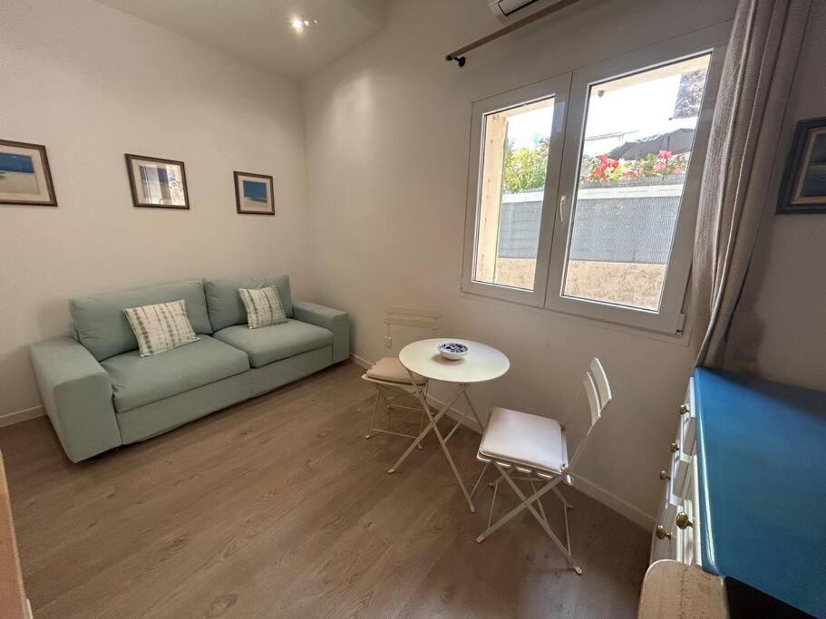 Cool Blue Cotignac Studio in the heart of the village photo 1