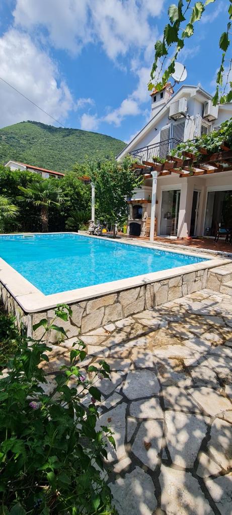 Villa Magnetic