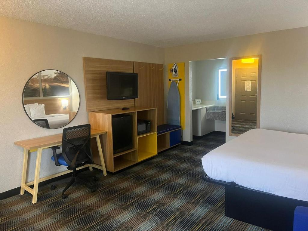 Days Inn & Suites by Wyndham Mobile - Tap to explore photos