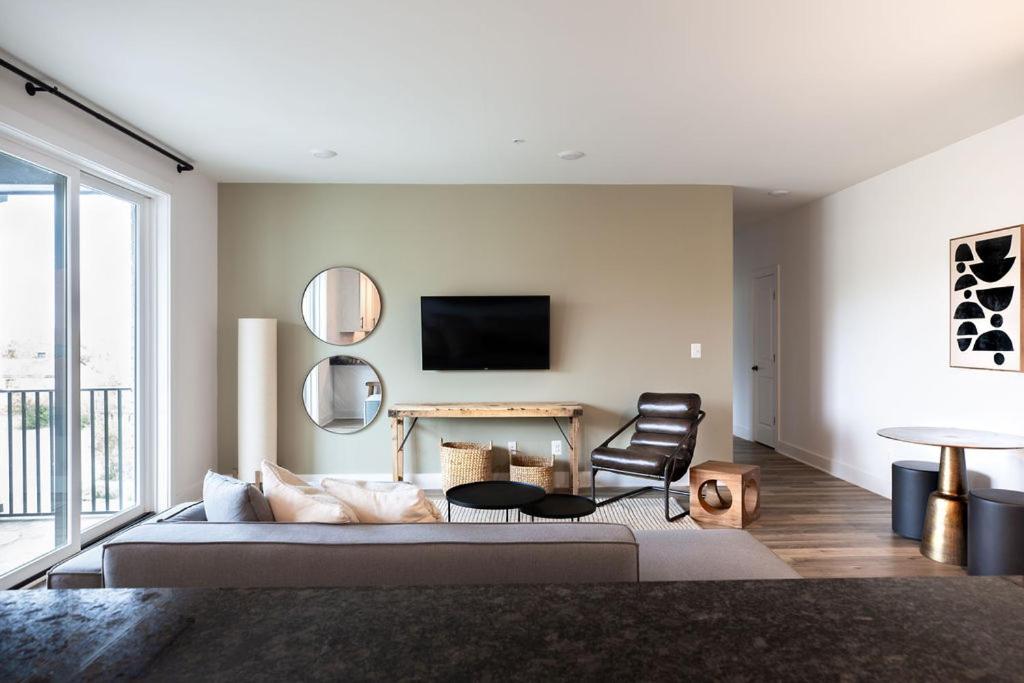 Piedmont Place Suite 401 Modern Apartment in Crozet Near King Family Vineyards photo 3