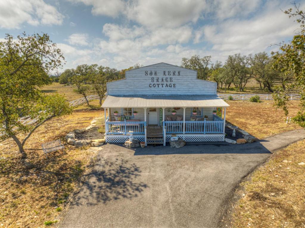 Serene Cottage with patio 10 min from DT Comfort