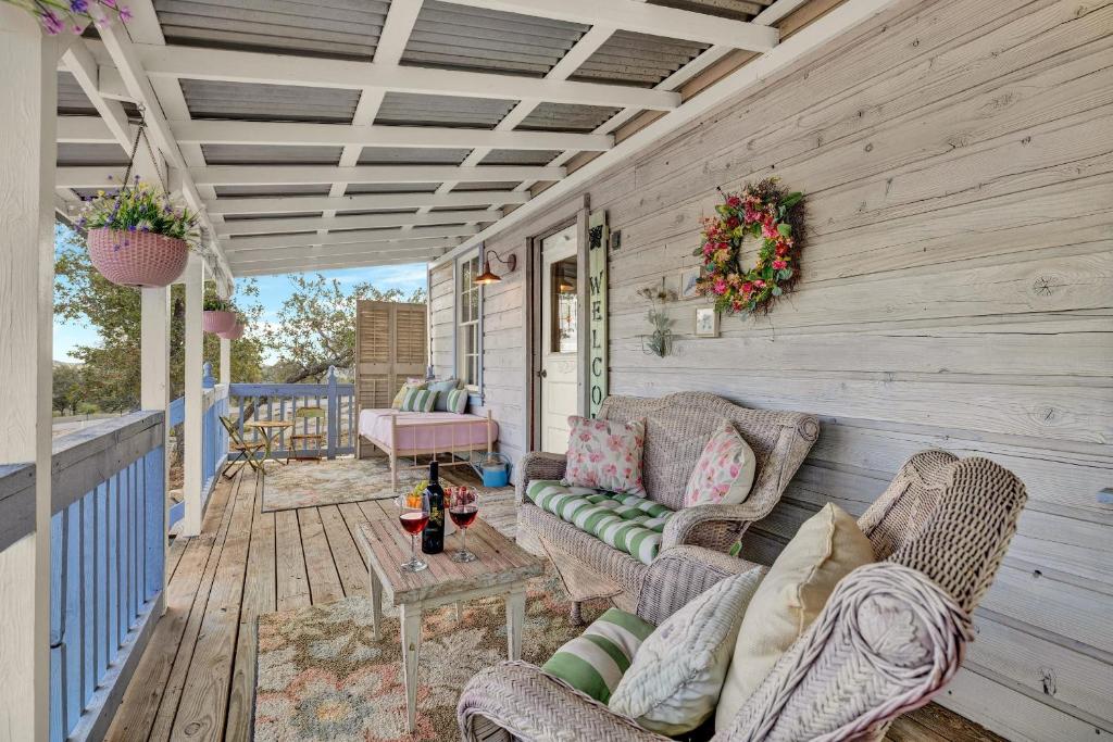 Serene Cottage with patio 10 min from DT Comfort photo 1