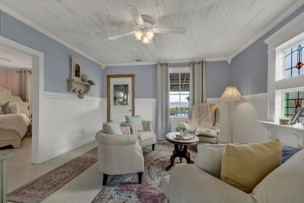 Serene Cottage with patio 10 min from DT Comfort photo 2
