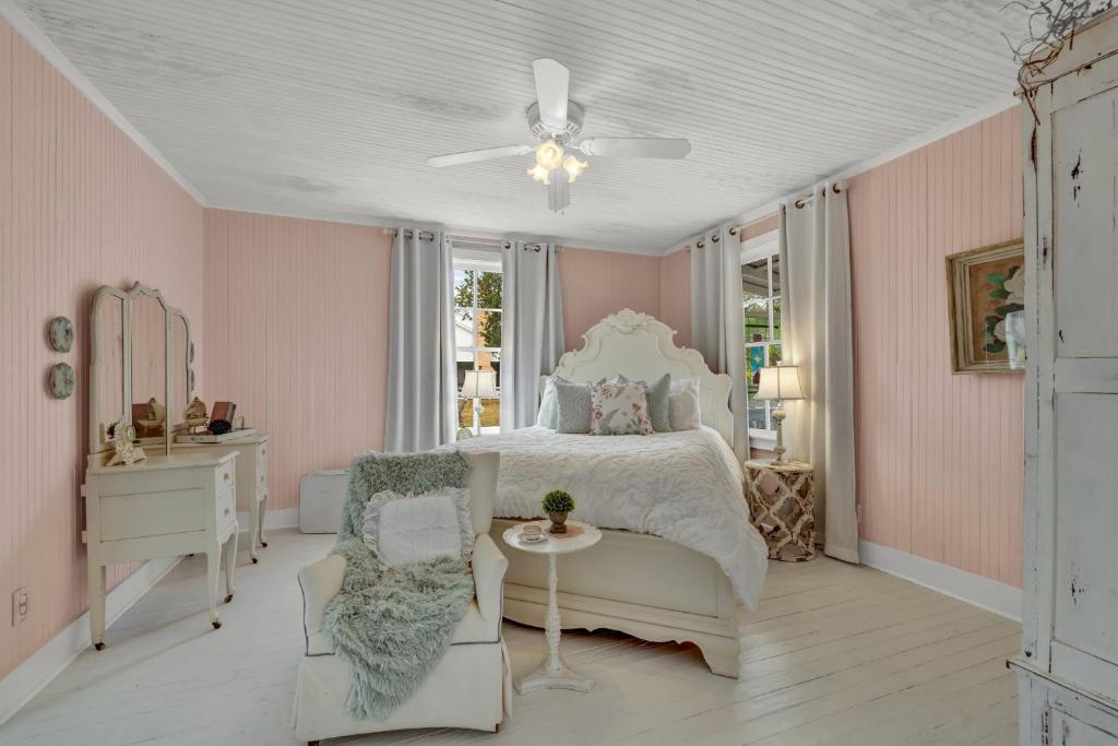 Serene Cottage with patio 10 min from DT Comfort photo 3