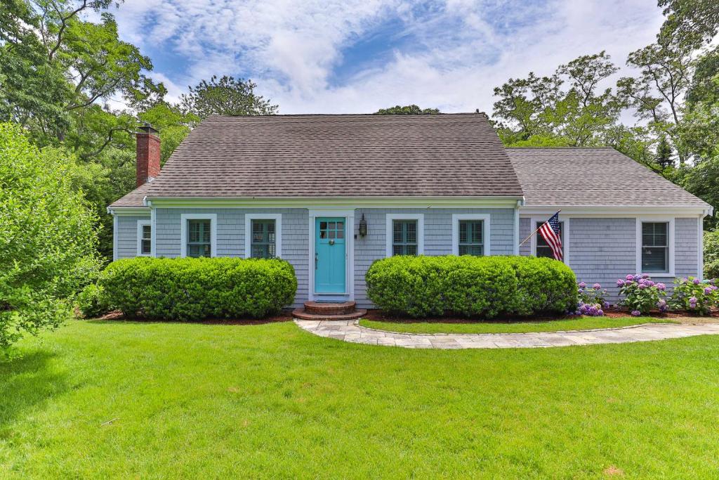 Charming Cottage with Deck - Walk to Skaket Beach! photo 1