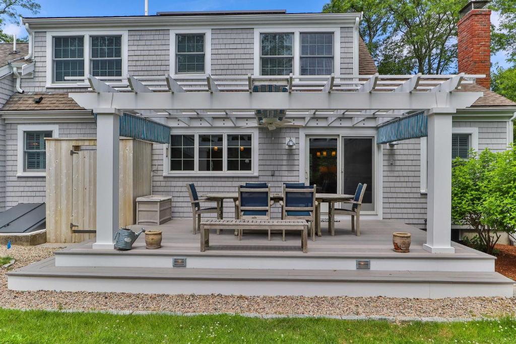Charming Cottage with Deck - Walk to Skaket Beach! photo 2