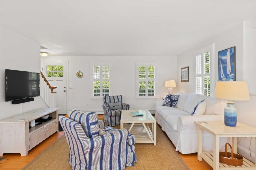 Charming Cottage with Deck - Walk to Skaket Beach! photo 3