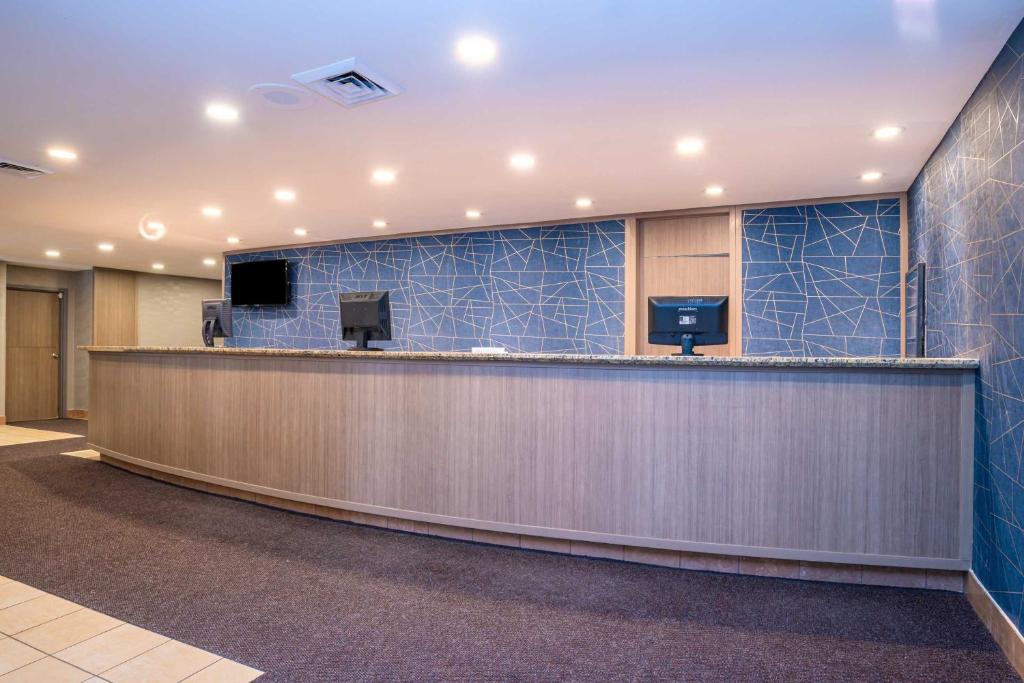 Sandman Hotel Montreal - Longueuil photo 2