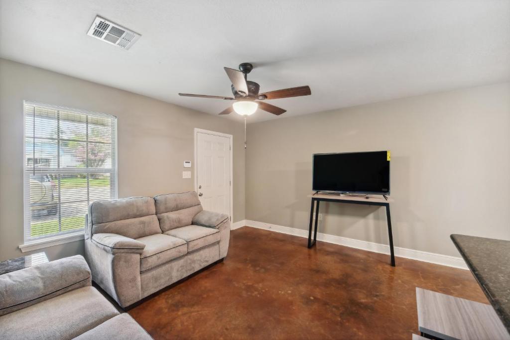 Lovely Lake Charles Duplex in Central Location! photo 4