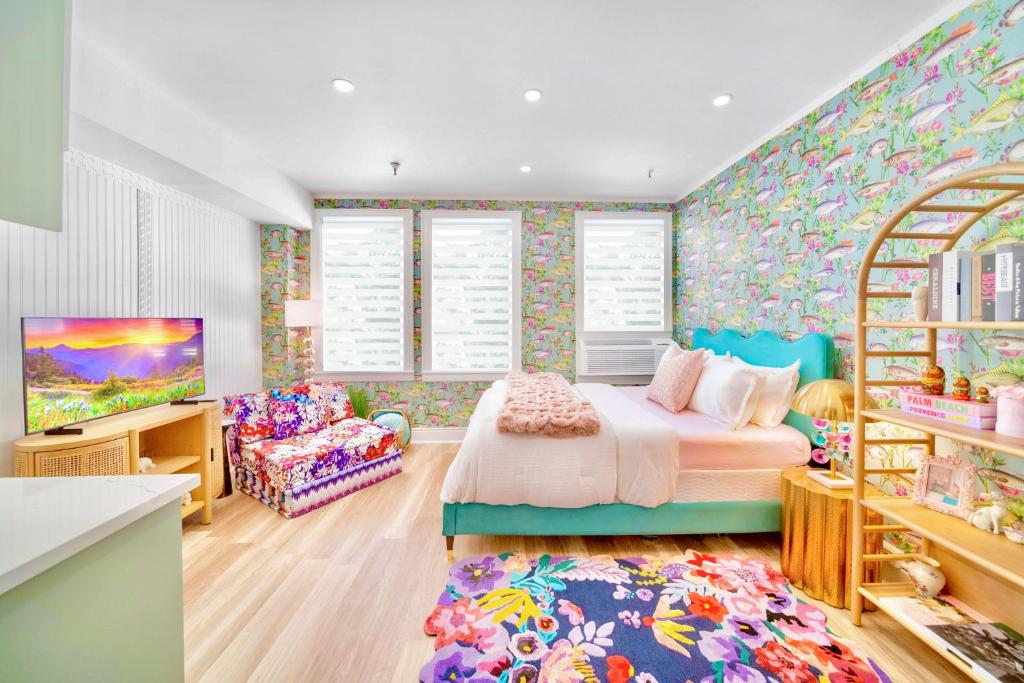 King Bed Mermaid suite - heart of Palm Beach, free parking included image