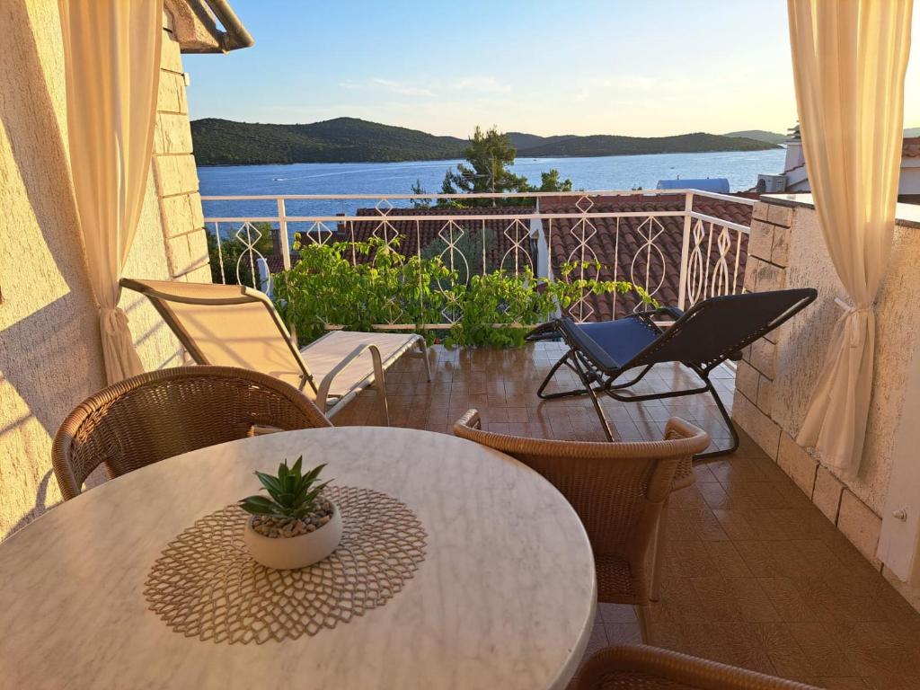 Apartments Ana Žaborić, 70 m od šljunčane plaže photo 1