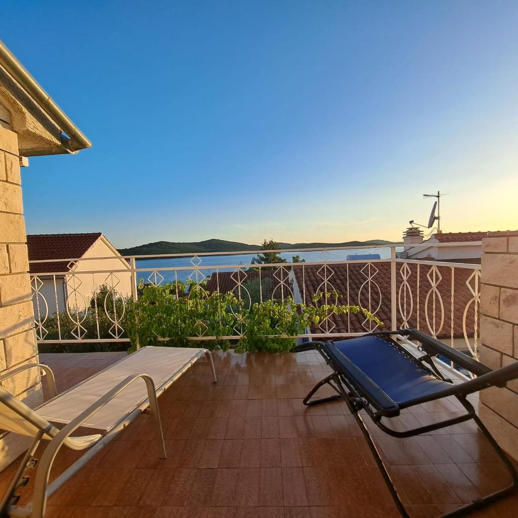 Apartments Ana Žaborić, 70 m od šljunčane plaže photo 2