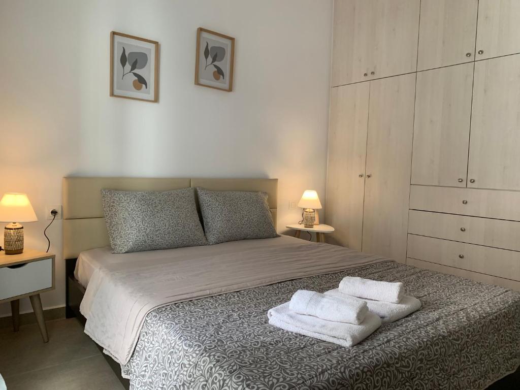 Modern Charm: Stylish Apartment in Central Athens - Tap to explore photos