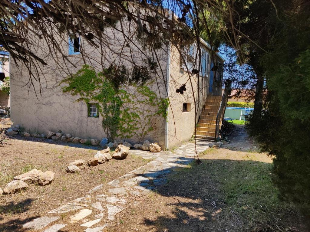 Maison entière avec jardin et piscine entre mer et montagne.