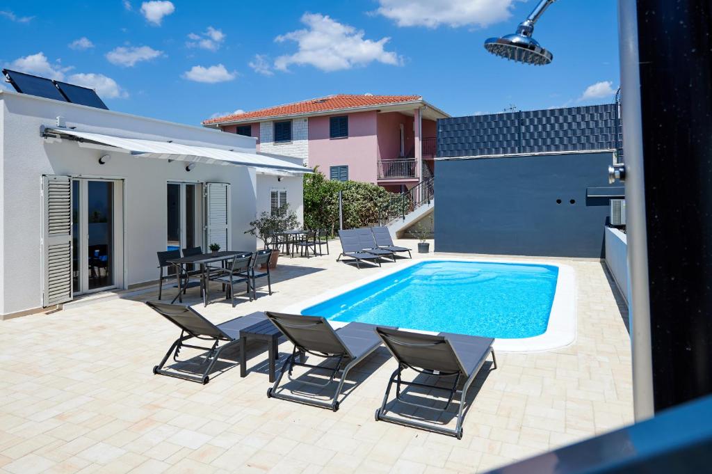 NELA & SARA with heated swimming pool photo 3