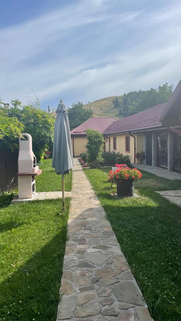 Casa de vacanta - Ograda cu flori photo 4