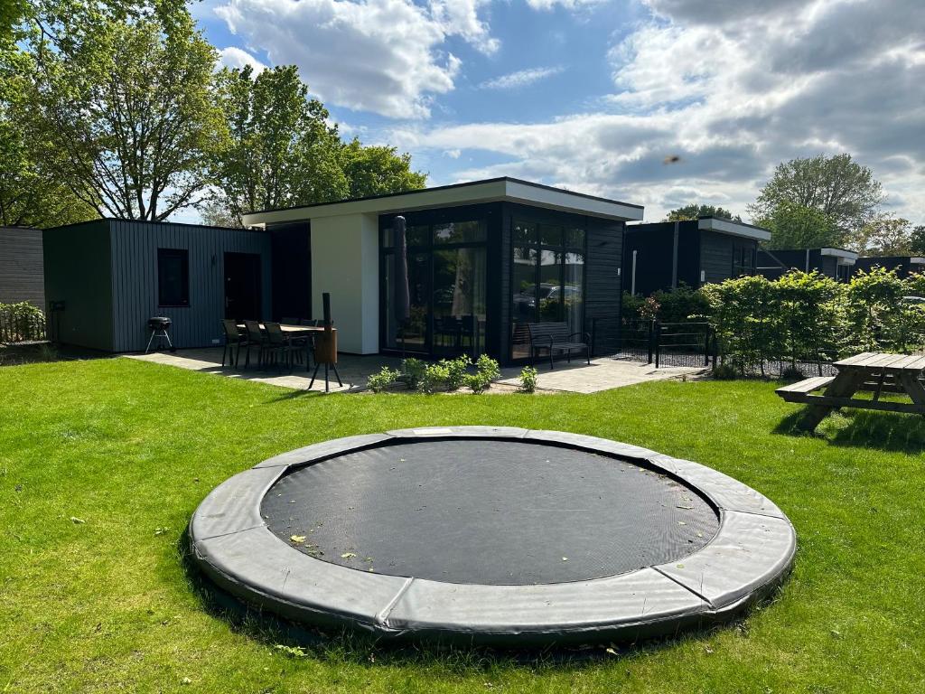 BadHoophuizen 6-per Bungalow Veluwemeer Trampoline