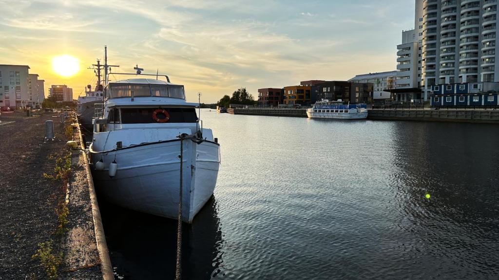 Houseboat Crescendo, a Floating Experience photo 1