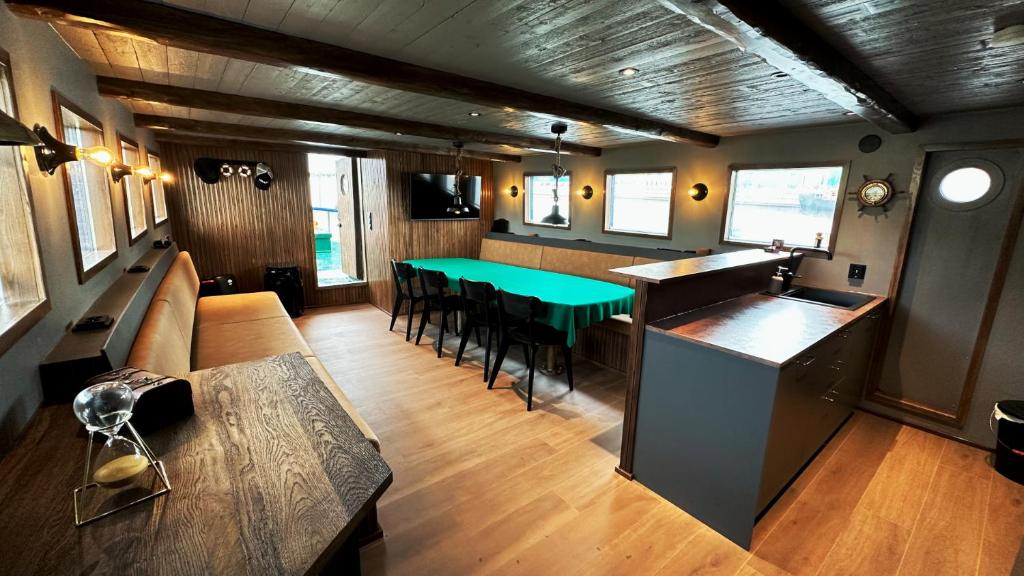 Houseboat Crescendo, a Floating Experience photo 4