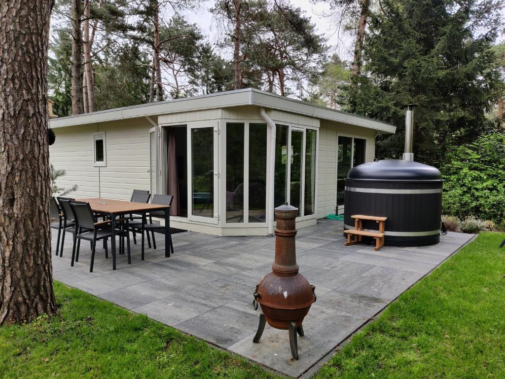 Huisje Weltevree met hottub photo 1