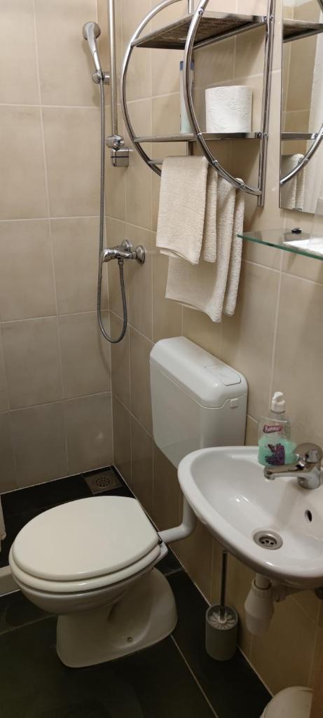 Cinema House Single & Double Rooms & Studio Apartments photo 3