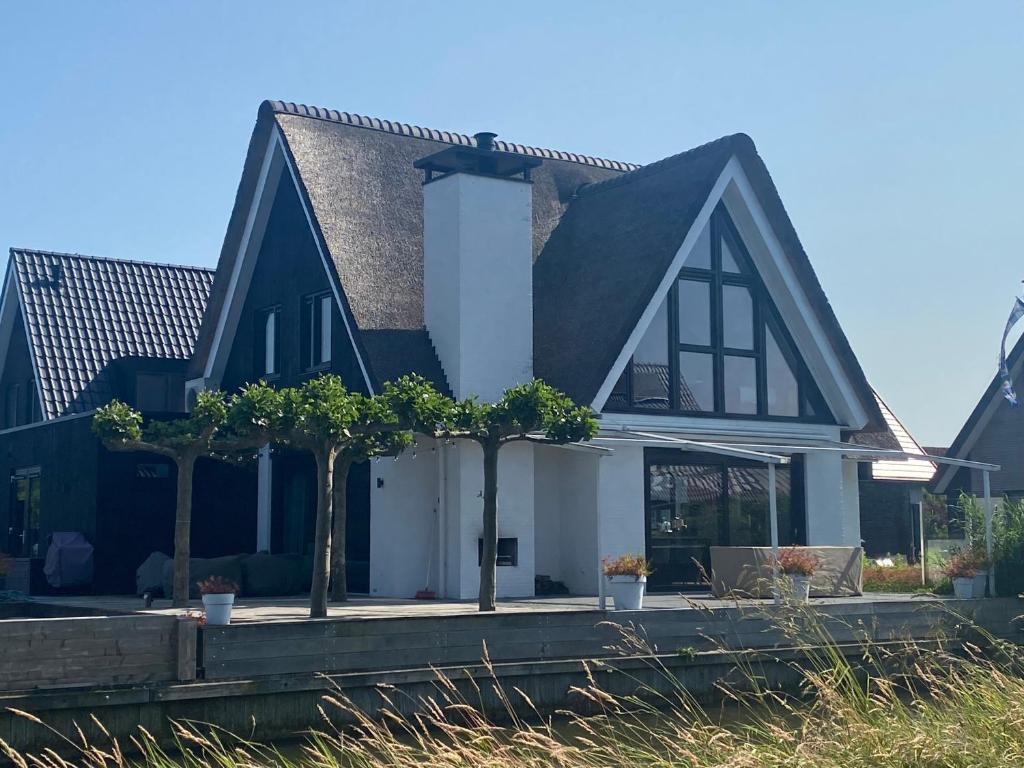 New high end waterfront family villa photo 1
