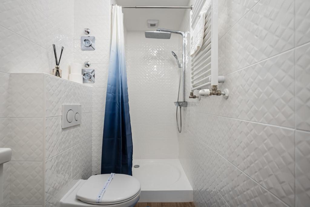 Everwood Studio with AC - Tap to explore photos