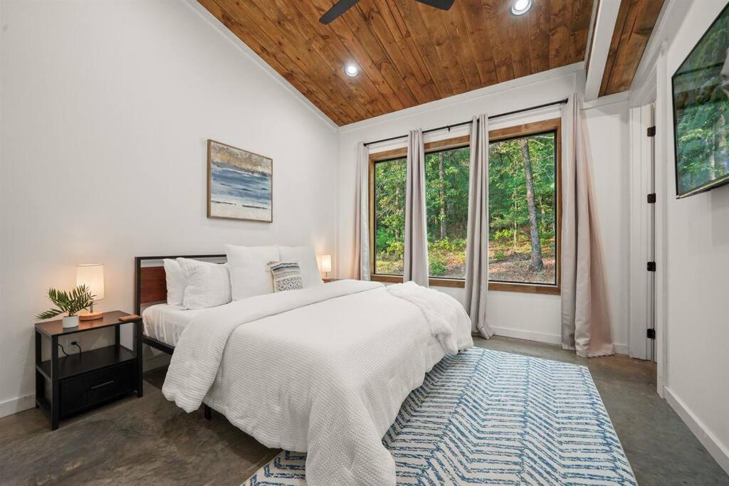 HGTV Cabin/Secluded 2 Acres/Mini Putt & Ping Pong! photo 1