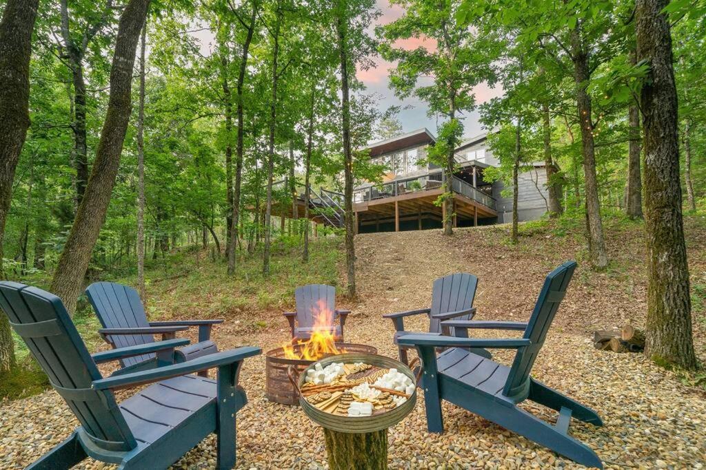 HGTV Cabin/Secluded 2 Acres/Mini Putt & Ping Pong! photo 3