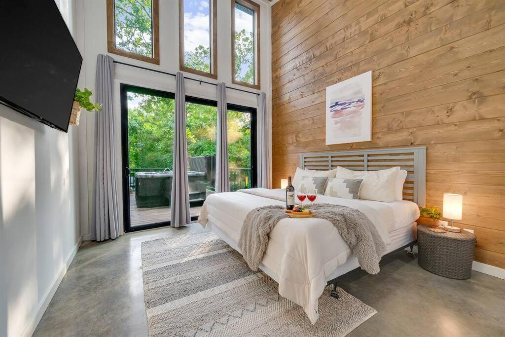 HGTV Cabin/Secluded 2 Acres/Mini Putt & Ping Pong! photo 4