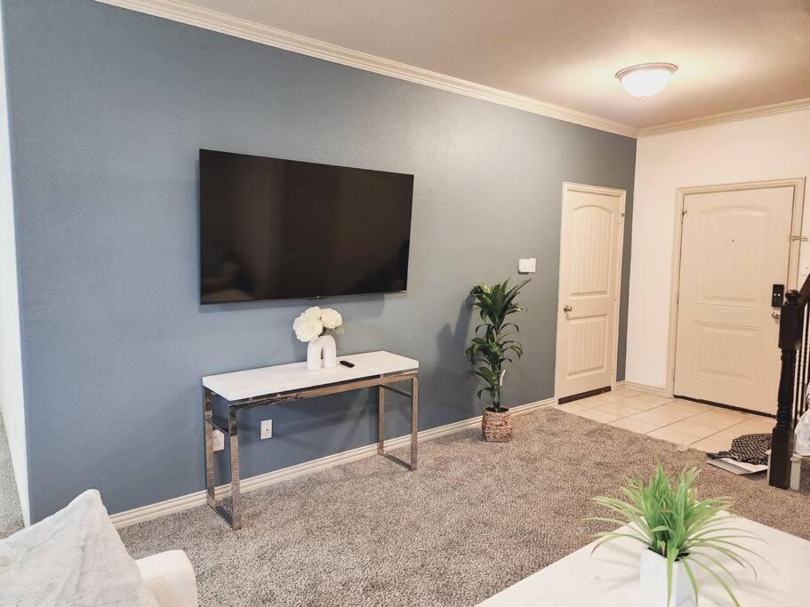 Townhouse near AT&T stadium, Six Flags & Epic Waterpark photo 1