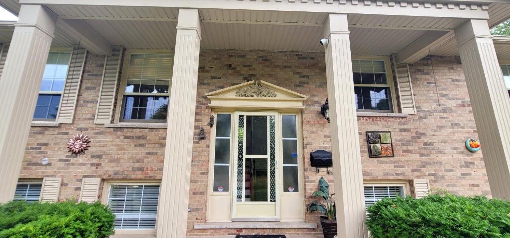 Niagara Falls Villa with Private pool, hottub, water view and Breakfast photo 3