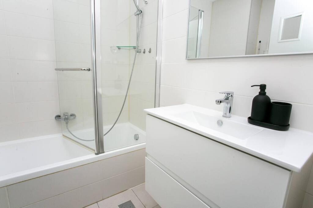 Luxury 2BR Central TLV Apartment photo 4