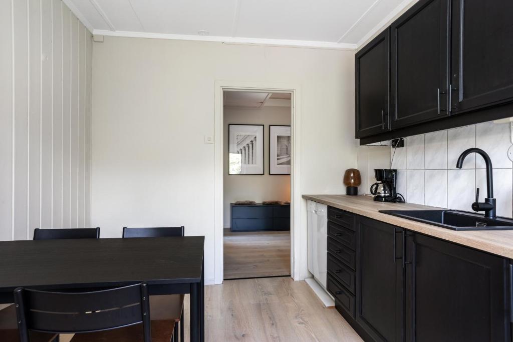 2 Bedroom apartment w/ Parking & Balcony photo 4