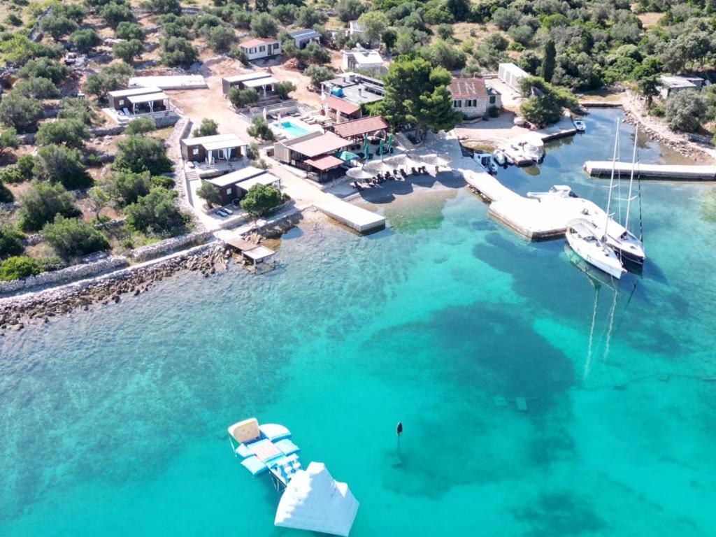 Beach resort BAIN - house Hela, free transport, pool, bbq, breakfast, restaurant, Island of Žut - Kornati