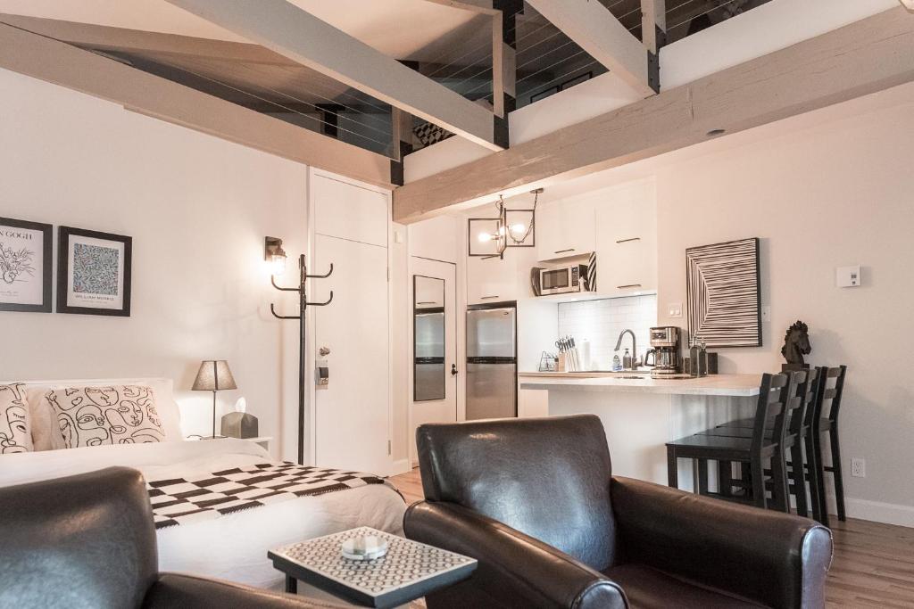 Beautiful Modern Loft with Mezzanine in Old Quebec City photo 3