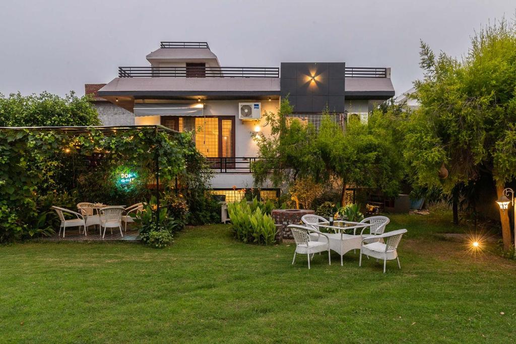 The Kaleidoscope by StayVista - Indoor Pool Villa with Jacuzzi & Terrace