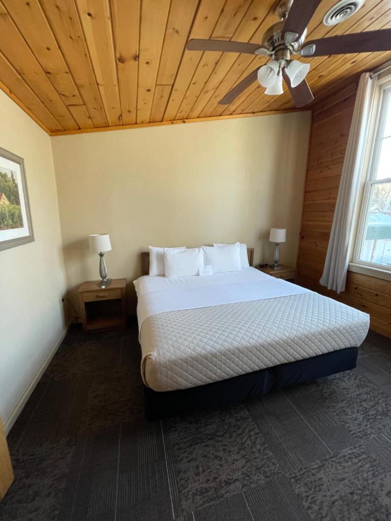 Hanging Horn Lakeside Resort photo 2