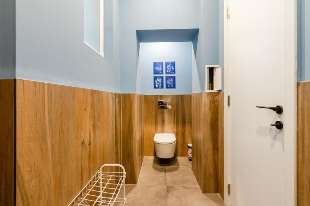 Viral 2 BR Photo Studio Loft - Tap to explore photos