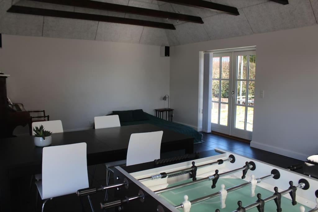 Large modern family room - “Arnely” photo 3