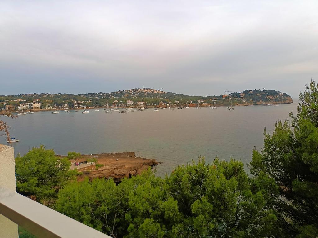 Stunning sea view and waterfront apartment photo 2