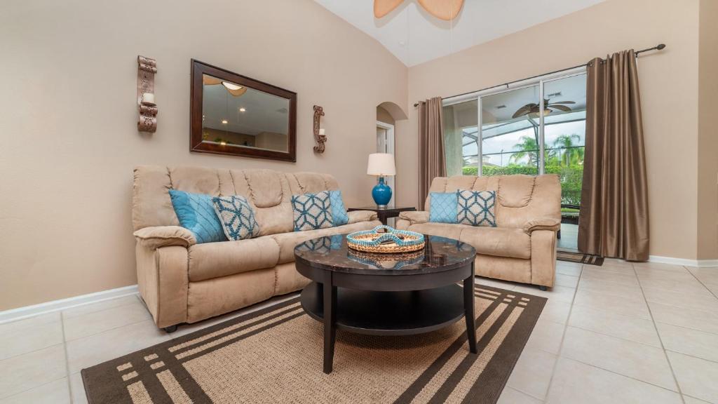 8104 fan Palm way image