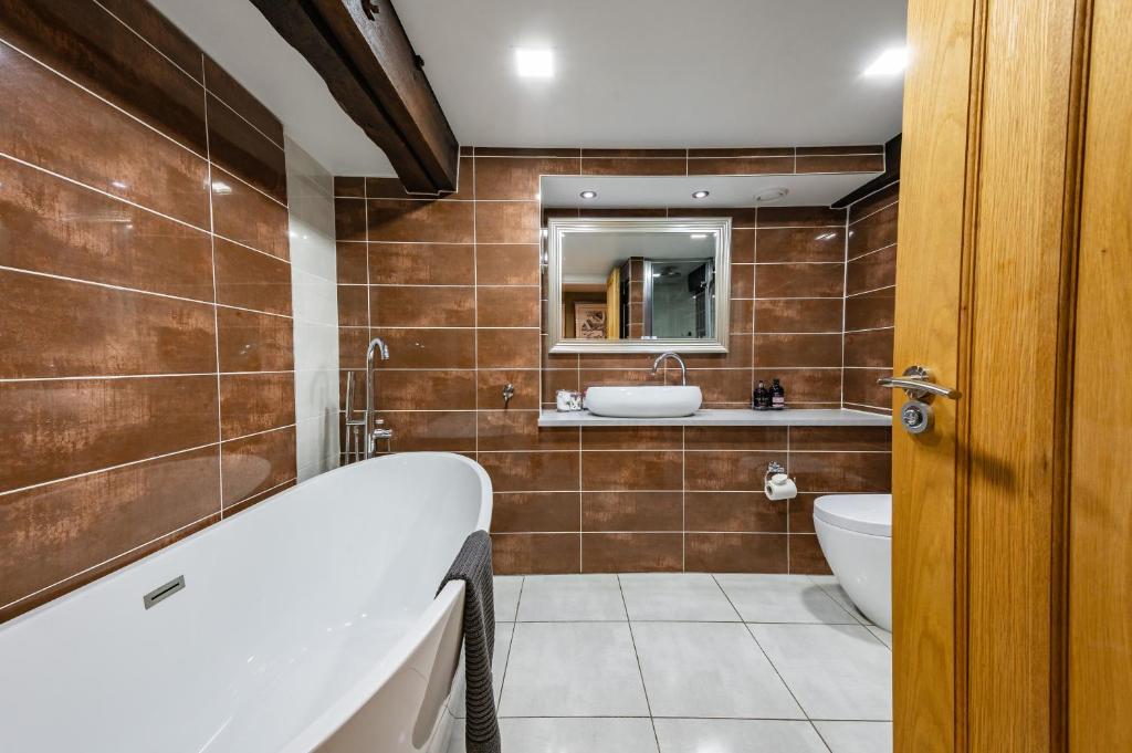 Spacious, luxury town centre Granary conversion - Tap to explore photos