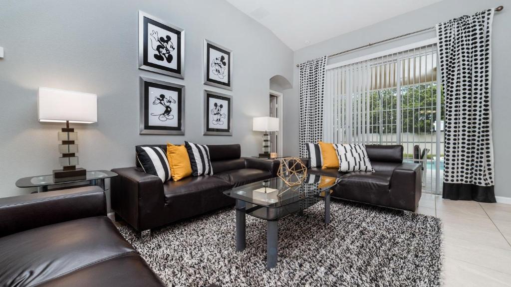 8208 fan Palm way image